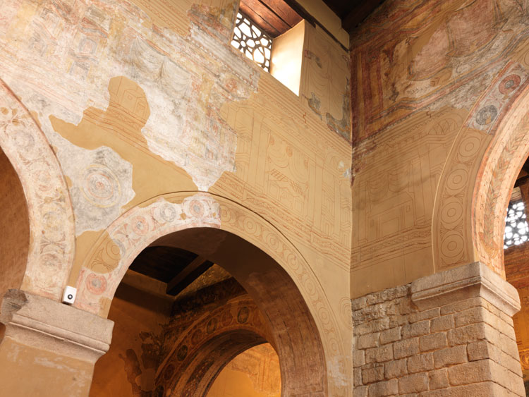 Estudio de condiciones ambientales sobre las pinturas murales en la Iglesia de San Julián de Prados (Oviedo)