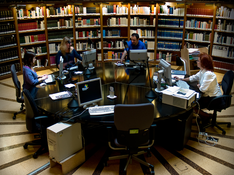 Bibliotecaria atendiendo a usuarios