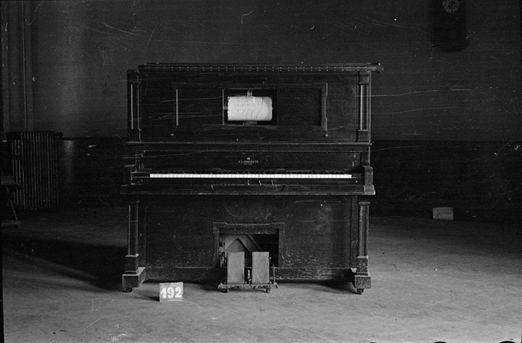 Piano R.S. HOWARD CO. New York con pedales y cilindro para cartón perforado