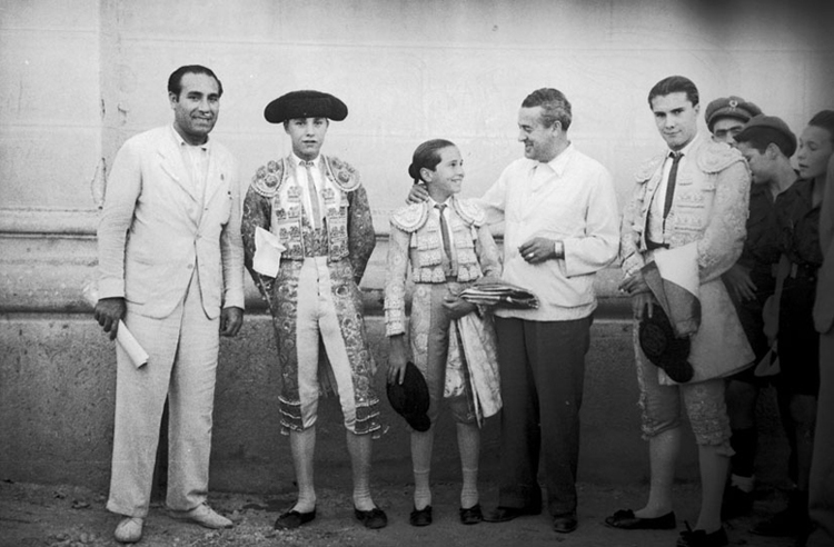 Los hermanos Dominguín, antes de la corrida, en la plaza de Albacete. Año 1939