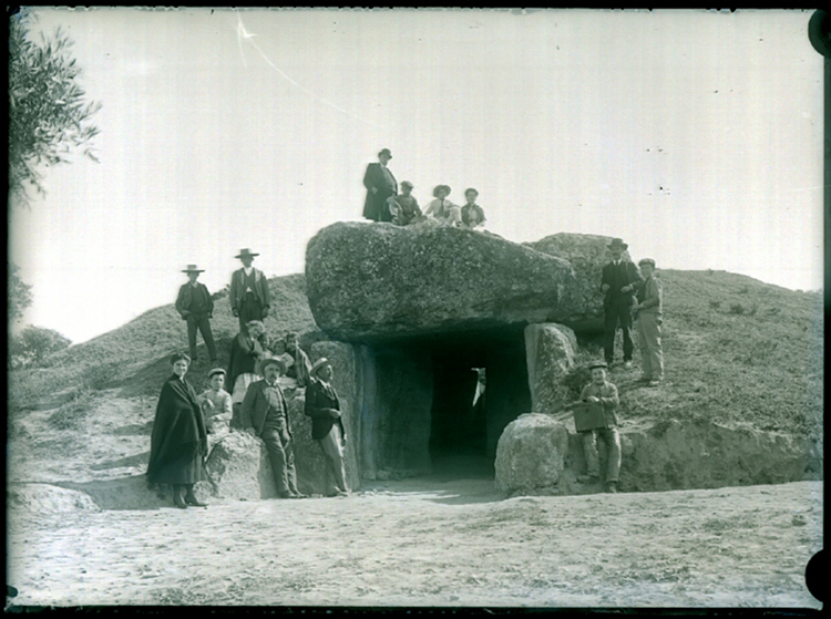 Retrato de grupo en la entrada a la Cueva de Menga, Manuel Gómez-Moreno de pie en lo titleo del túmulo. (Antequera, Málaga). 1904