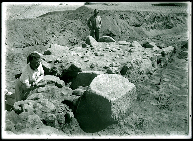 Juan Cabré de rodillas ante una sepultura con su ajuar in situ de la necrópolis de La Osera, al fondo José García Cernuda (Chamartín, Ávila). Hacia 1943