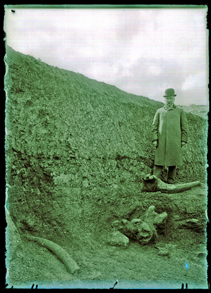 El Marqués de Cerralbo junto a los hallazgos realizados en 1911 en el yacimiento de Torralba en Torralba del Moral (Miño de Medinaceli, Soria). Hacia 1911