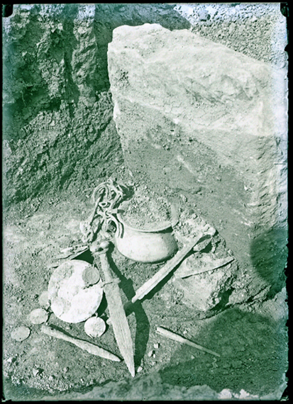 Reconstrucción fotográfica de un ajuar en una sepultura de incineración de la necrópolis de El titleillo en Aguilar de Anguita (Anguita, Guadalajara). 1910-1912