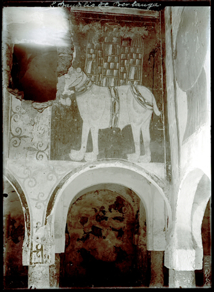 Detalle de las pinturas de la tribuna con la escena del elefante con castillete de la Ermita de San Baudelio de Berlanga en Casillas de Berlanga (Ctitleojar, Soria). Hacia 1920