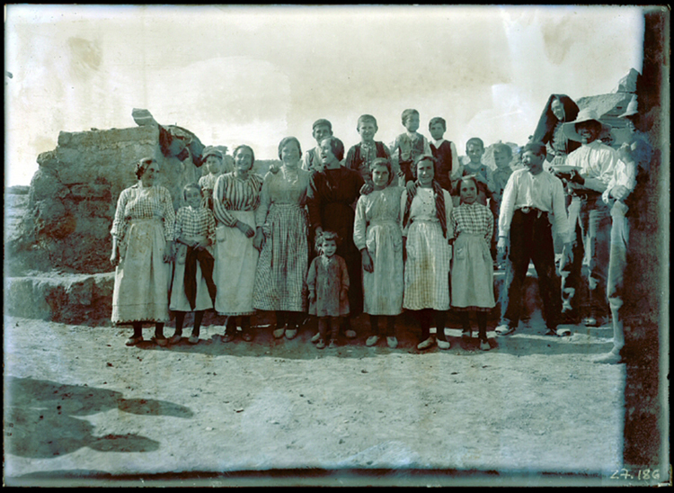 Visita dominical de un grupo de habitantes de Azaila en el Cabezo de Alcalá (Azaila, Teruel). Hacia 1944