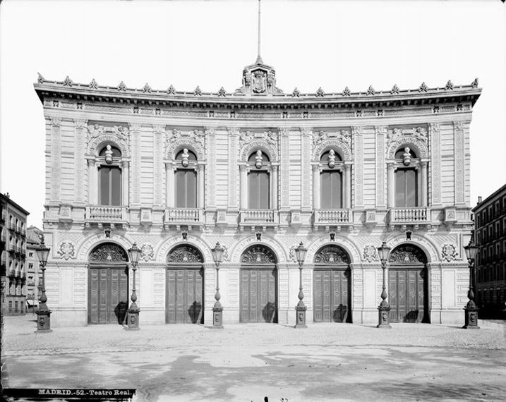 Fachada del Teatro Real, Madrid, ca. 1905. Aspecto original, antes de su transformación en sucesivas reformas