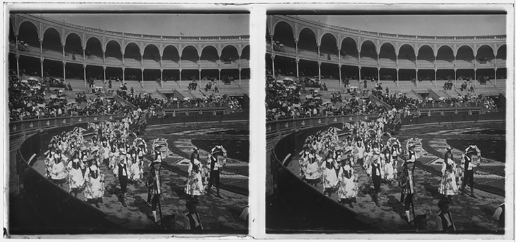 Plaza de Toros de San Sebastián (plaza del Chofre), niños vestidos de jardineros desfilando por la Flora