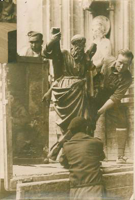 Traslado de las esculturas del retablo mayor de Teruel, a la iglesia del Patriarca. Archivo Vaamonde. Fototeca del Patrimonio Histórico del IPCE