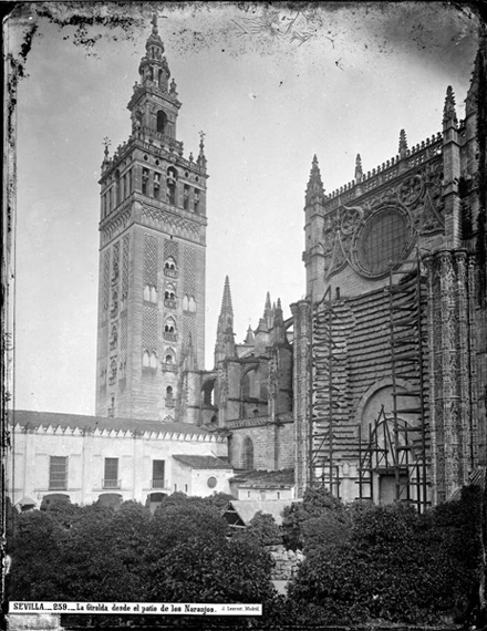 Vista de la Giralda desde el Patio de los Naranjos (Sevilla), ca. 1866