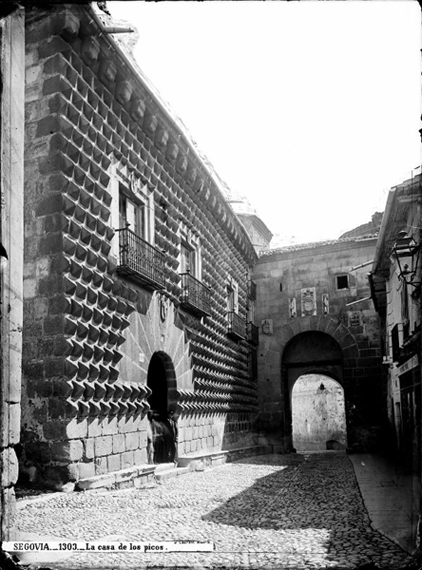 Vista exterior de la Casa de los Picos y de la Puerta de San Martín (Segovia)