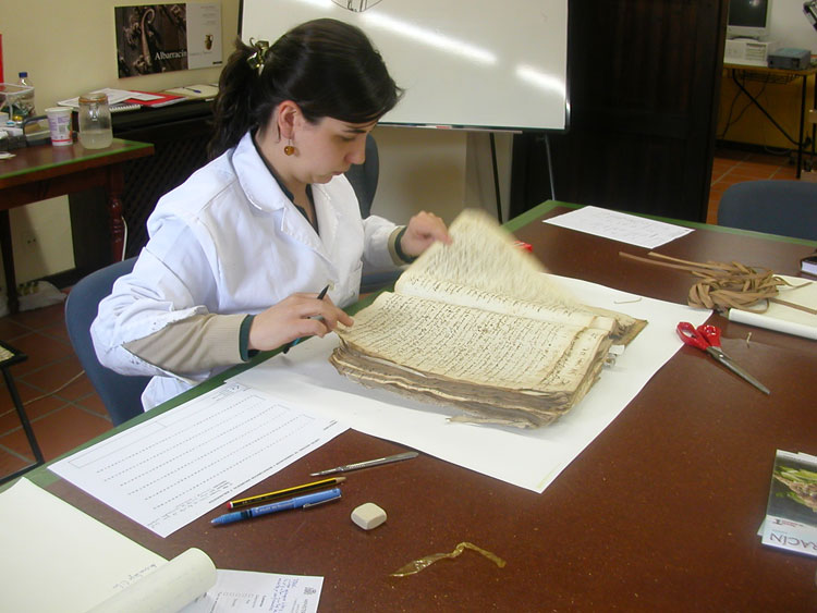 Becaria en el taller de libros y documentos del IPCE