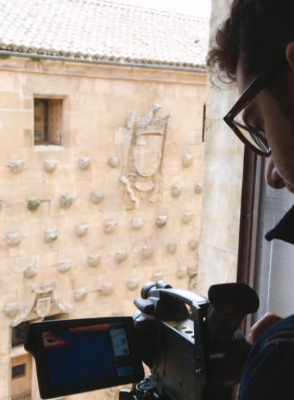 Detalle de técnicos de conservación preventiva en proceso de estudio termográfico de la fachada de la Casa de las Conchas