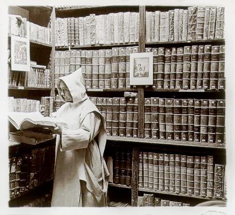 Cartuja de Miraflores, monje en biblioteca